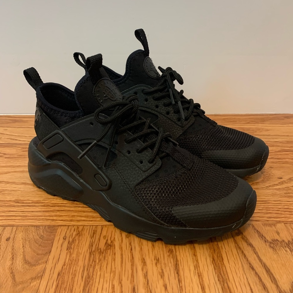 Black Nike Huaraches 6-6.5 or 4.5Y